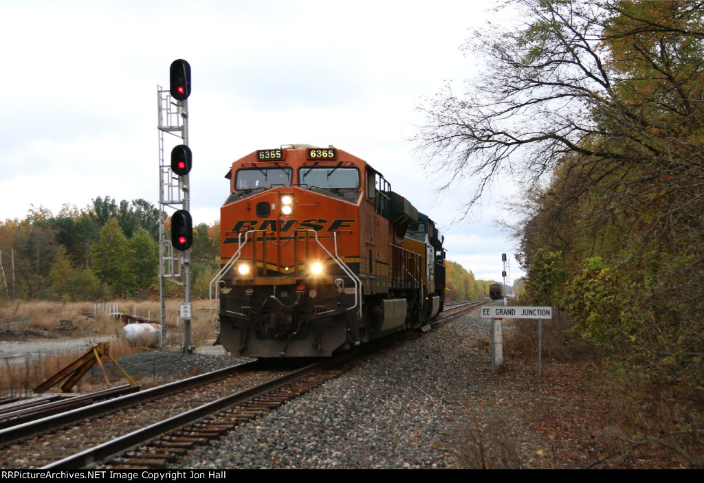After hooking up to the CSX units, the head end power of N800-28 comes back out of the siding